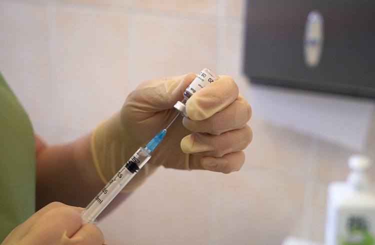 Оперштаб: В поликлиниках Приморья достаточно вакцины против гриппа и COVID-19