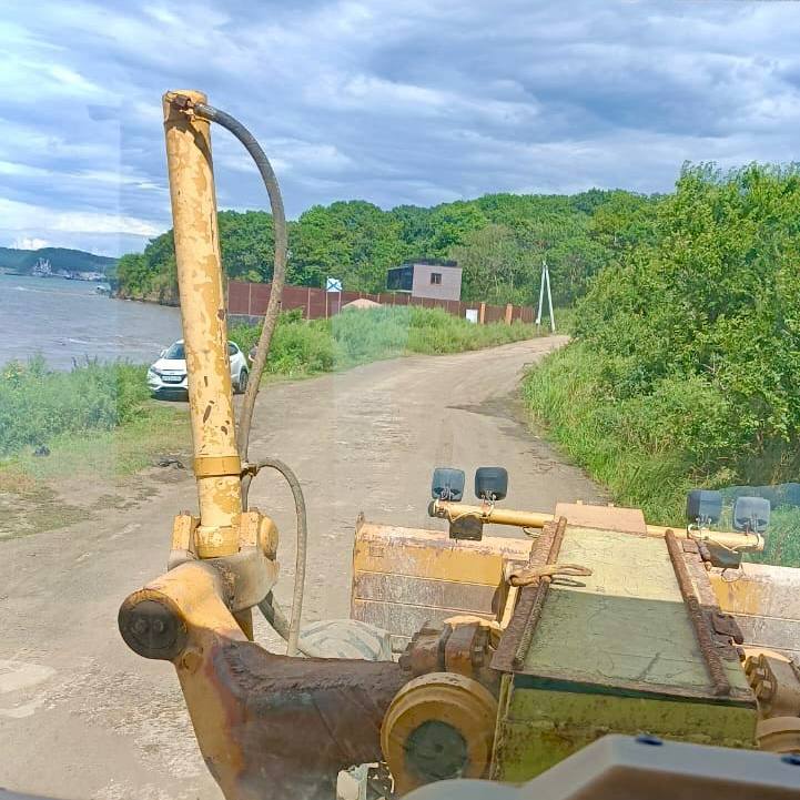 В Большом Камне проводились дорожные работы.