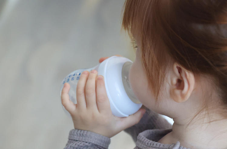 В Приморье 950 отцов получают выплаты по уходу за ребёнком до 1,5 лет.