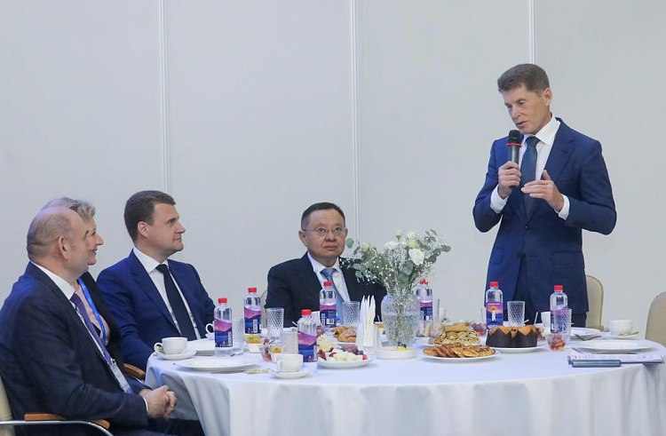 Губернатор Приморья принял участие в деловом завтраке с главой Минстроя России.