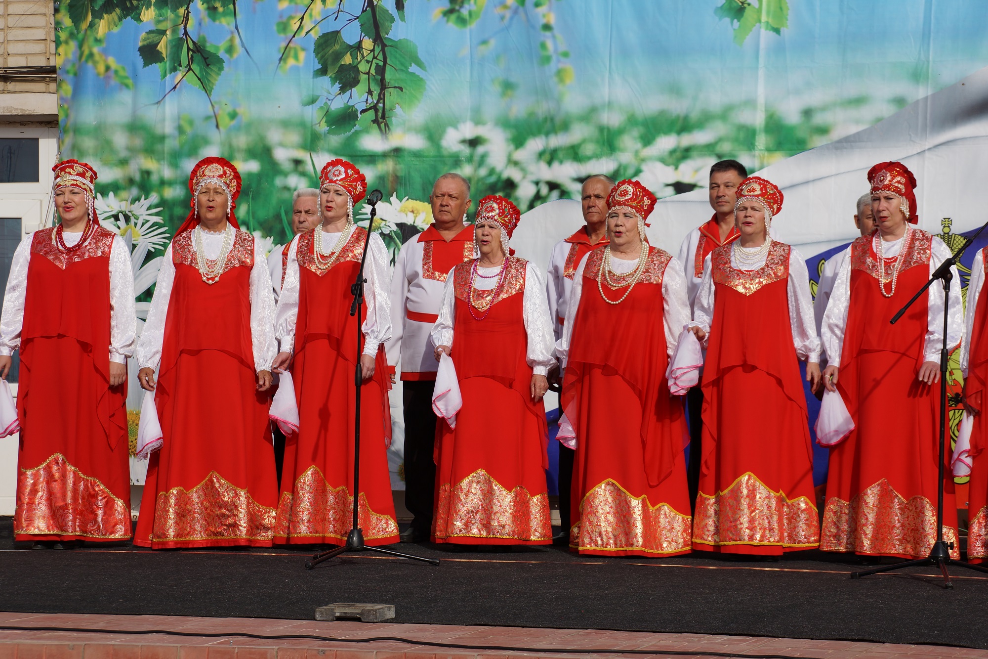 В честь Дня России в Большом Камне на площади имени В.И.Кушлина состоялся праздничный концерт