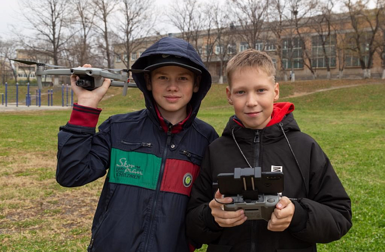 Приморских школьников научили работать с геоинформационными и аэротехнологиями в мобильном технопарке