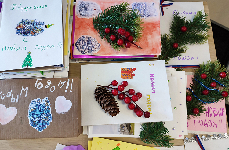 Более 8,5 тысячи новогодних открыток сделали приморцы для участников СВО