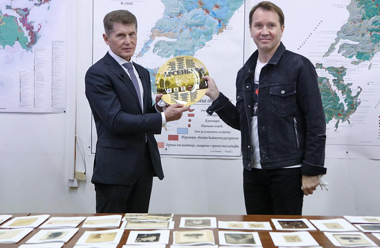 Олег Кожемяко принял участие в передаче уникального архива документов семьи Владимира Арсеньева приморскому музею.