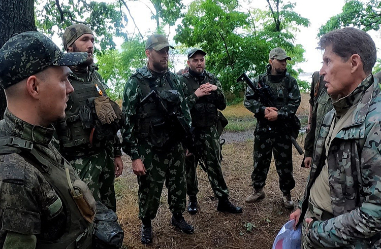Олег Кожемяко побывал на позициях приморских мотострелков.