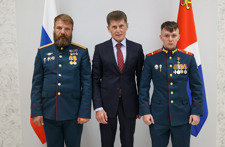 Олег Кожемяко вручил знаки особого отличия «Герой Приморья» участникам боя танка «Алеша».