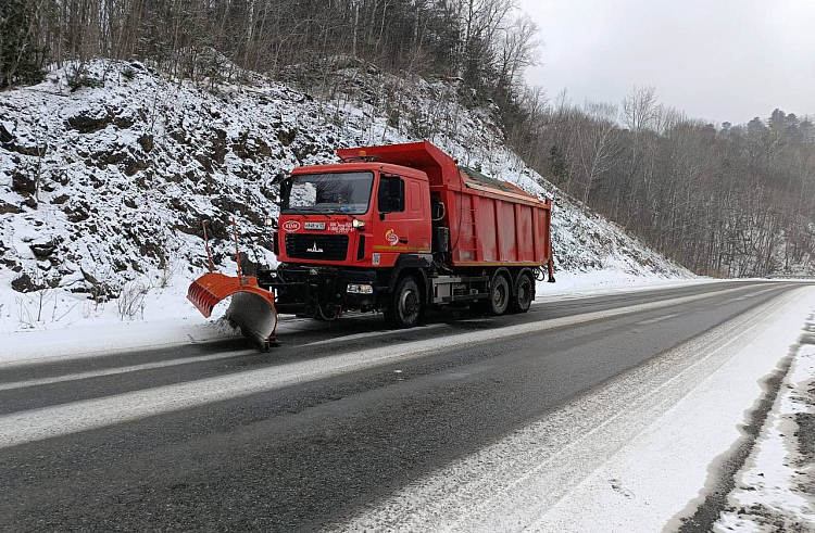Дорожные службы готовы к зимним ударам стихии в Приморье.