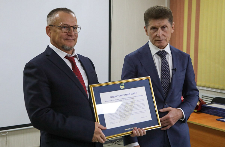 Олег Кожемяко поздравил скорую помощь столицы Приморья со 100-летием.