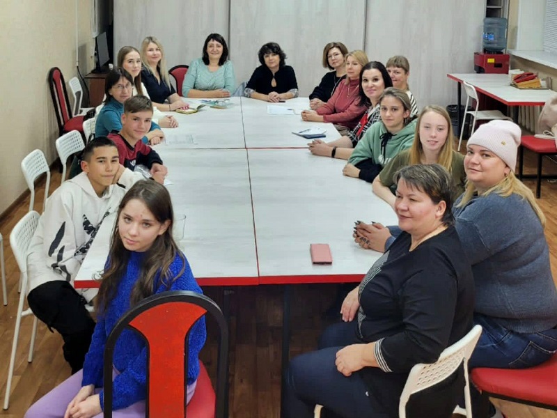 В Молодежном центре Большого Камня состоялся круглый стол с участием воспитанников Центра содействия семейному устройству детей-сирот, детей, оставшихся без попечения родителей