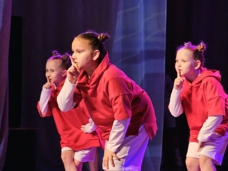 Праздничный концерт,  посвящённый 30-летию детского ансамбля эстрадного танца «Капельки», прошел в Большом Камне в пятницу, 31 марта