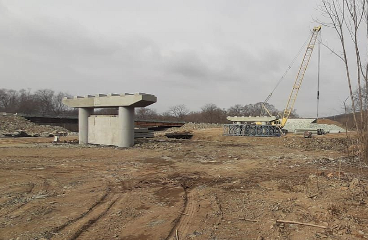 Возведение опор моста через реку Петровка вблизи Большого Камня закончили