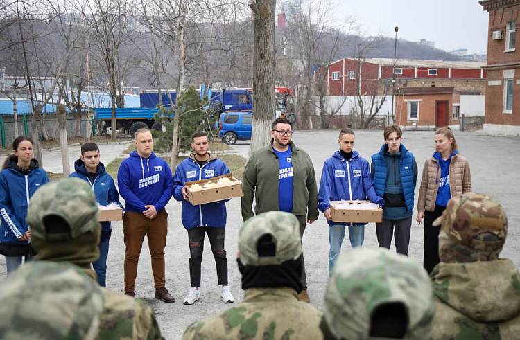 Приморские молодогвардейцы поздравили добровольцев батальона «Тигр» с праздником