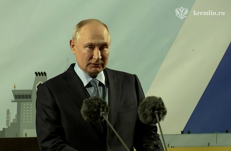 Владимир Путин принял участие в церемонии имянаречения судов на ССК «Звезда» в Приморье.