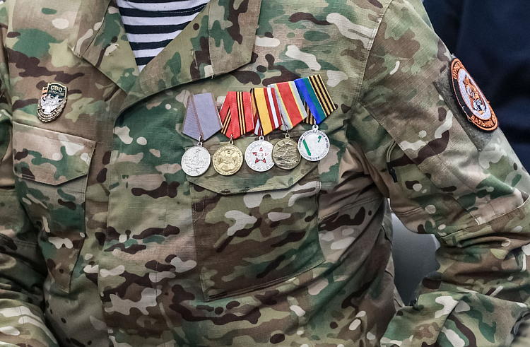 Горячую линию по вопросам трудоустройства для ветеранов СВО запустили в Приморье.