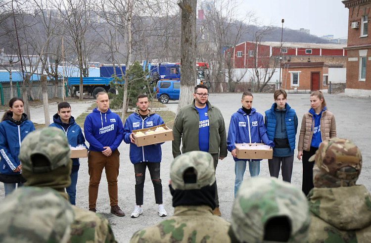Приморские молодогвардейцы поздравили добровольцев батальона «Тигр» с праздником. Приморские молодогвардейцы поздравили добровольцев батальона «Тигр» с праздником.