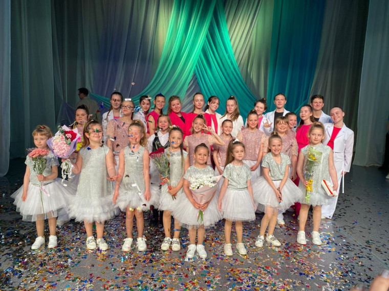 отчетный концерт «Образцового коллектива» студии эстрадной песни «Сиеста» состоялся в ДК "Звезда".
