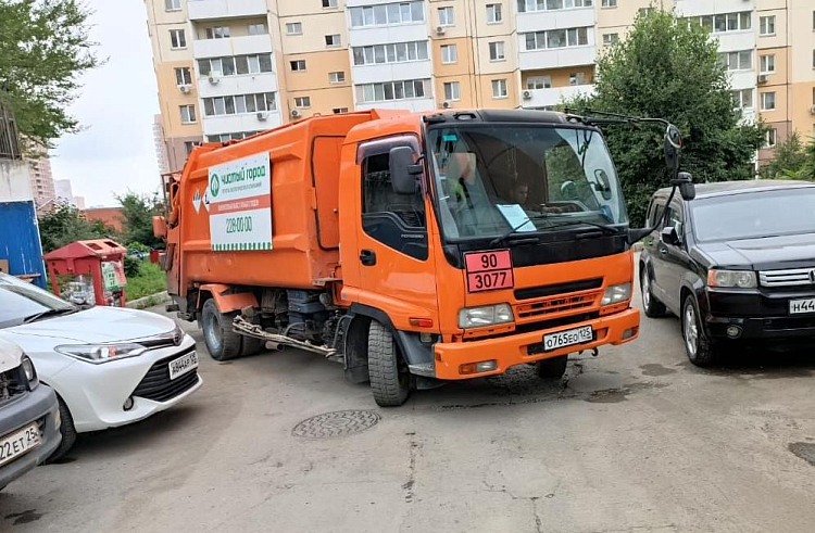 Приморцам напомнили о недопустимости парковки рядом с мусорными контейнерами.