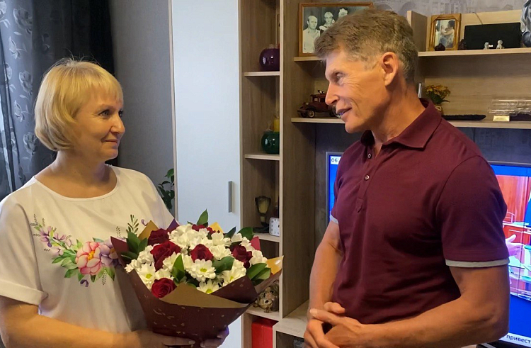 Олег Кожемяко поблагодарил мать участника СВО за воспитание сына-героя.