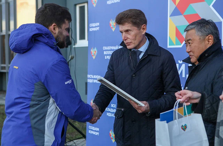 Олег Кожемяко вручил ключи от квартир переселенцам из ветхого и аварийного жилья.