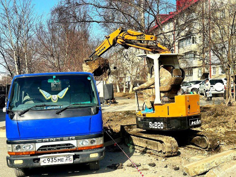 Ведутся работы по благоустройству сквера в районе магазина "Юность". Ведутся работы по благоустройству сквера в районе магазина "Юность".