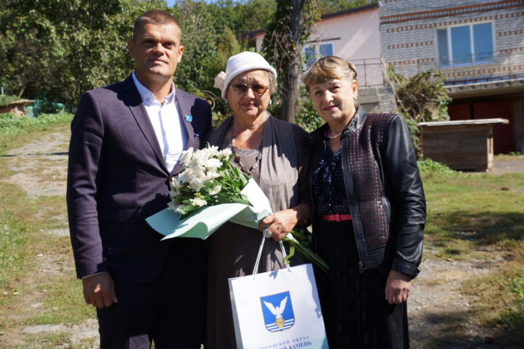 Поздравление Почётных жителей городского округа к  75-летнему  юбилею города.