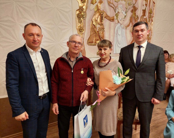 Торжественная церемония вручения почетного знака Приморского края «Семейная доблесть» супружеским парам прошла в отделе ЗАГС Большого Камня. Торжественная церемония вручения почетного знака Приморского края «Семейная доблесть» супружеским парам прошла в отделе ЗАГС Большого Камня.