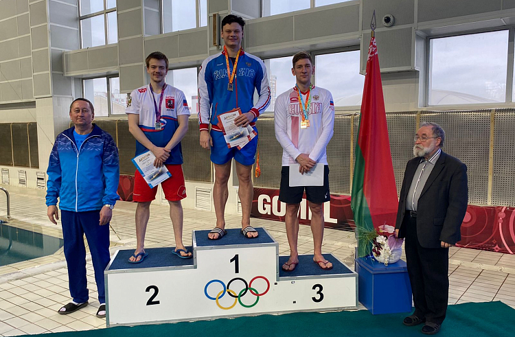 Три медали на Кубке Белоруссии завоевал приморский пловец Виталий Оботин.