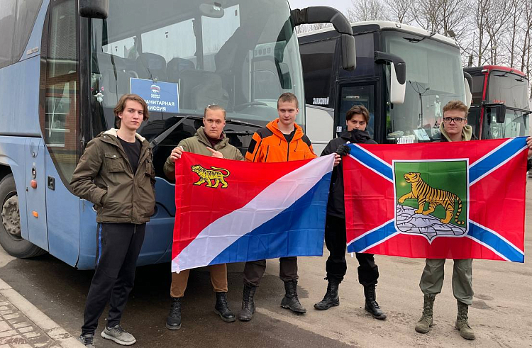 Приморские молодогвардейцы прибыли с гуманитарной миссией на Донбасс. Приморские молодогвардейцы прибыли с гуманитарной миссией на Донбасс.