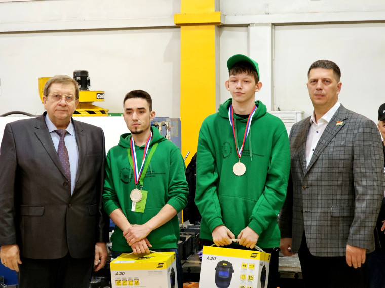 Закрытие Регионального этапа Чемпионата по профессиональному мастерству «Профессионалы» состоялось в субботу в ДВССК в Большом Камне. Закрытие Регионального этапа Чемпионата по профессиональному мастерству «Профессионалы» состоялось в субботу в ДВССК в Большом Камне.