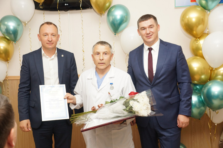 Почетный знак «За вклад в развитие городского округа Большой Камень» вручили хирургу Гайнуллину Ринату Галимзяновичу.