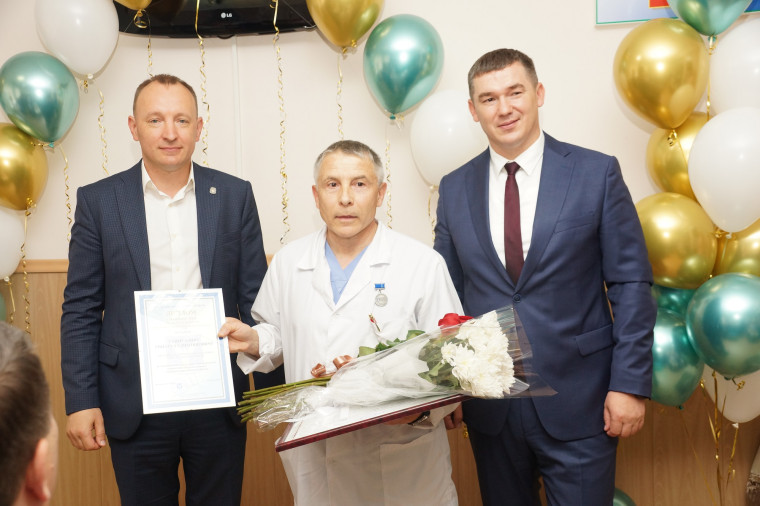 Почетный знак «За вклад в развитие городского округа Большой Камень» вручили хирургу Гайнуллину Ринату Галимзяновичу. Почетный знак «За вклад в развитие городского округа Большой Камень» вручили хирургу Гайнуллину Ринату Галимзяновичу.