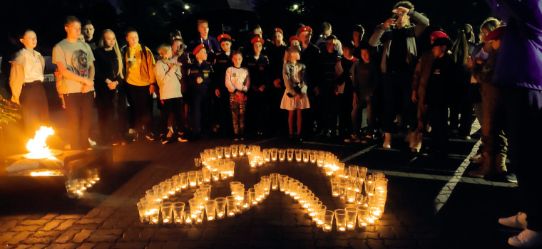 Члены Молодёжного парламента при Думе городского округа Большой Камень приняли участие в ежегодной акции «Свеча памяти», которая прошла  в Большом Камне в День памяти и скорби.