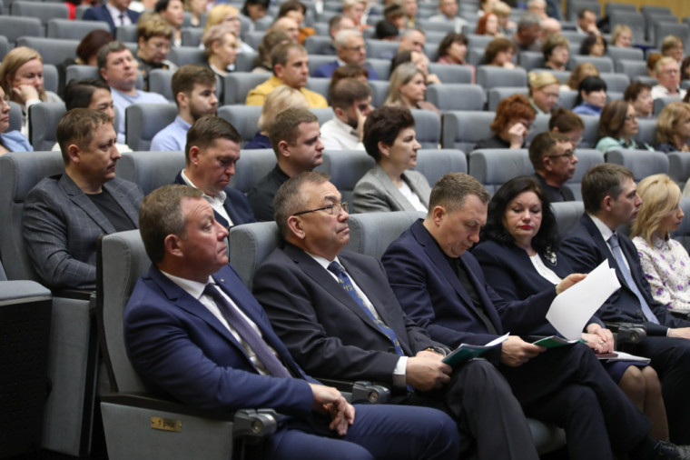 Олег Кожемяко поручил усилить работу по кадровому обеспечению медучреждений Приморья.