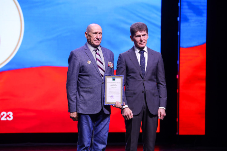 Олег Кожемяко поблагодарил ветеранов войны, труда, Вооруженных Сил и правоохранительных органов Приморья.