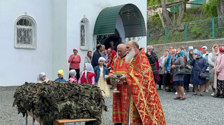 Маскировочные сети, сплетенные для участников специальной военной операции, освятили в храме св. Николая Чудотворца.