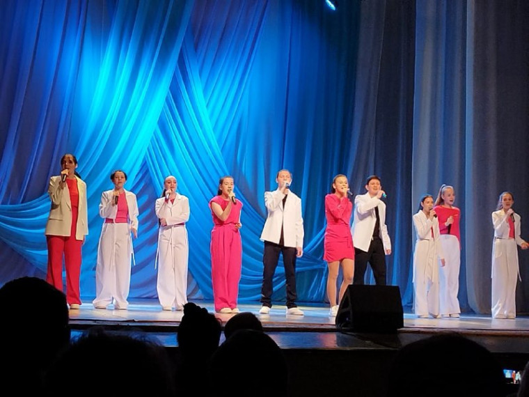 отчетный концерт «Образцового коллектива» студии эстрадной песни «Сиеста» состоялся в ДК &quot;Звезда&quot;.