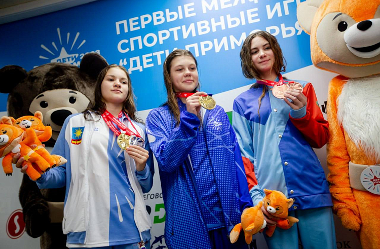 Первым чемпионам международных игр «Дети Приморья» вручили награды.