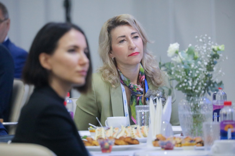 Губернатор Приморья принял участие в деловом завтраке с главой Минстроя России.