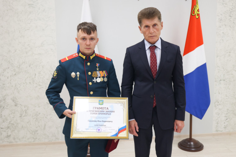 Олег Кожемяко вручил знаки особого отличия «Герой Приморья» участникам боя танка «Алеша».
