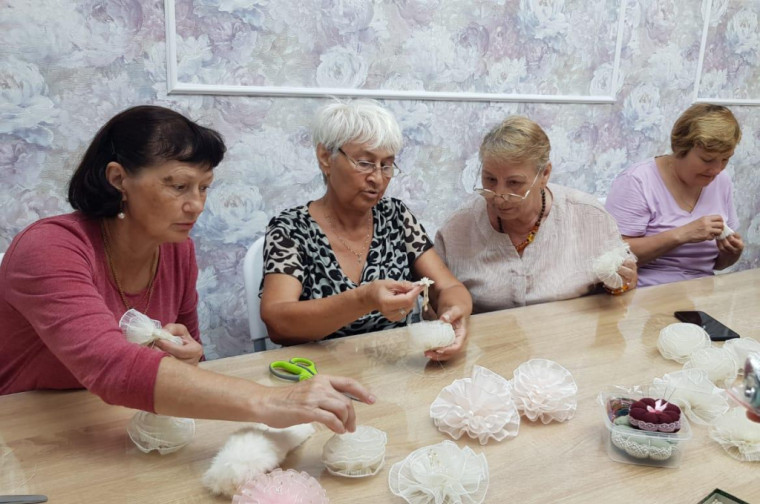 Социальные учреждения готовят подарки первоклассницам Приморья.