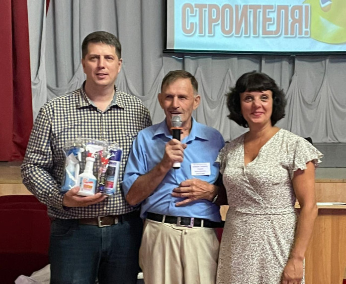 Алексей Кузнецов, председатель городской Думы, поздравил участников клуба первостроителей Большого Камня.