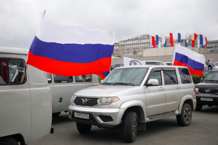 Автопробег в честь Дня флага Российской Федерации стартовал в Приморье.