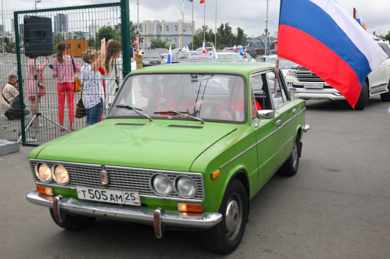 Автопробег в честь Дня флага Российской Федерации стартовал в Приморье.