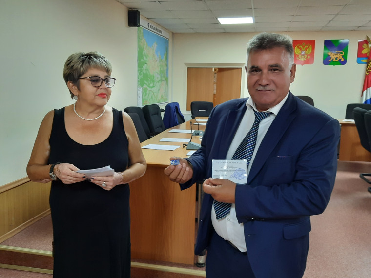 Вручены мандаты избранным депутатам Думы городского округа Большой Камень 7 созыва.