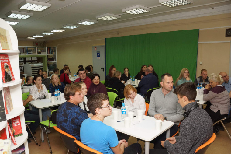 12 октября в читальном зале городской библиотеки имени  М.И. Ладынского состоялась вторая командная интеллектуальная игра для молодежных объединений Большого Камня.