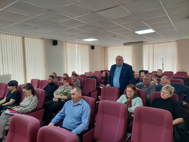 И.о. главы Роман Юрьевич Деменёв.