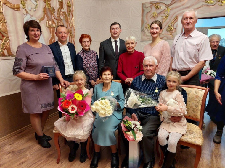 Торжественная церемония вручения почетного знака Приморского края «Семейная доблесть» супружеским парам прошла в отделе ЗАГС Большого Камня.