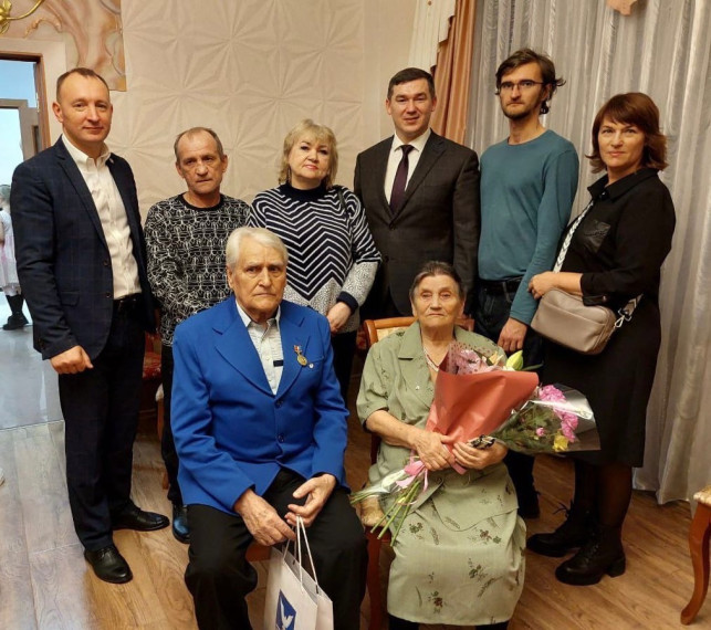 Торжественная церемония вручения почетного знака Приморского края «Семейная доблесть» супружеским парам прошла в отделе ЗАГС Большого Камня.
