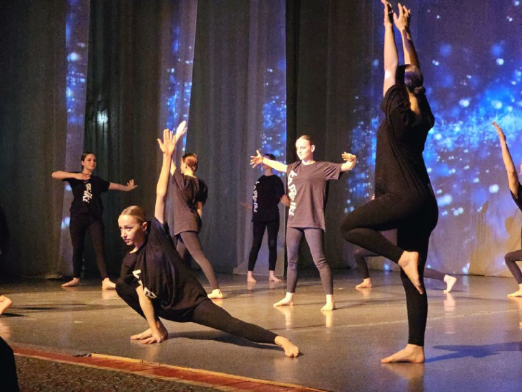 Праздничный концерт,  посвящённый 30-летию детского ансамбля эстрадного танца «Капельки», прошел в Большом Камне в пятницу, 31 марта.